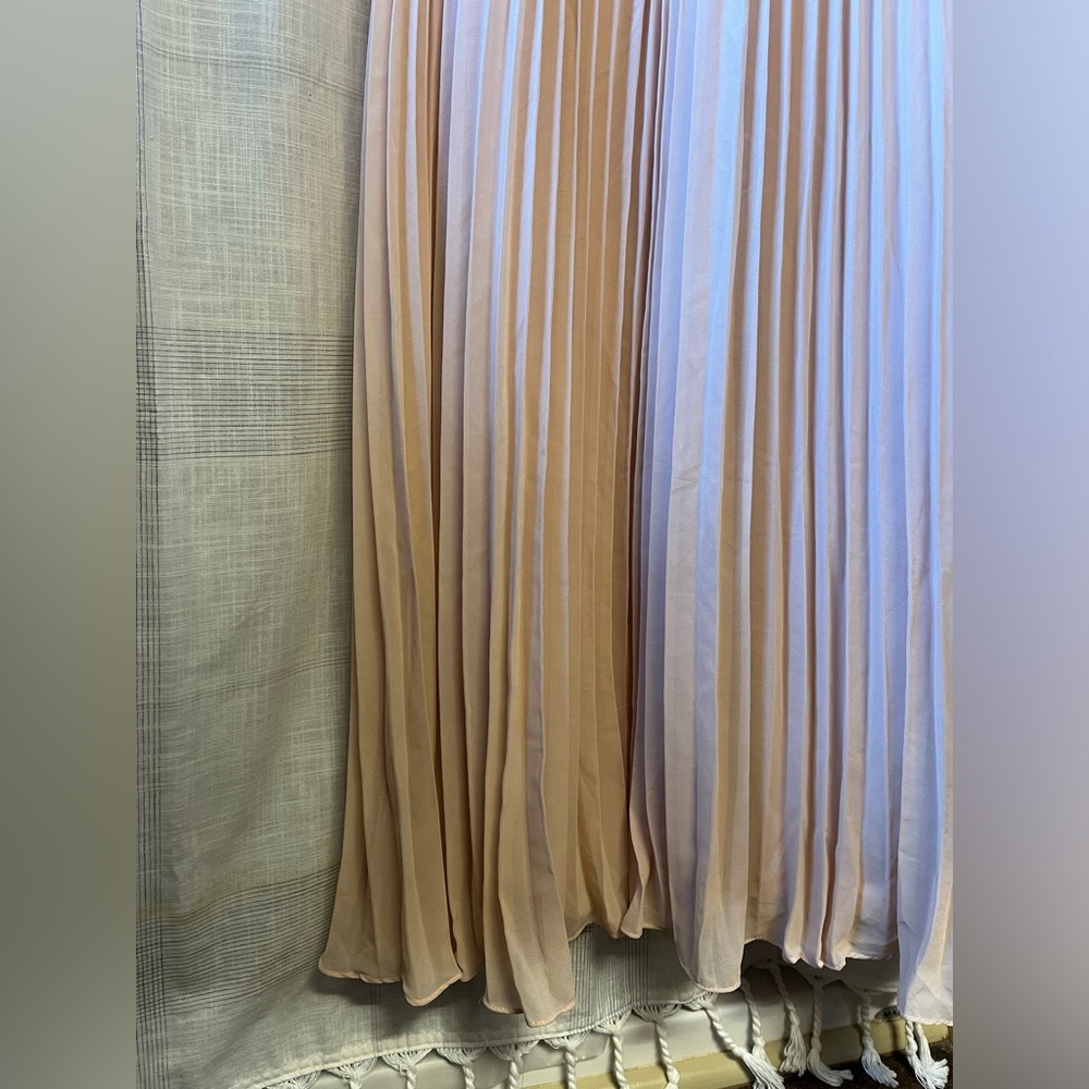 Petals and Pleats Blush Pink Lace Pleated Maxi Dress
Lulus Small Bridesmaid Prom - Picture 8 of 14